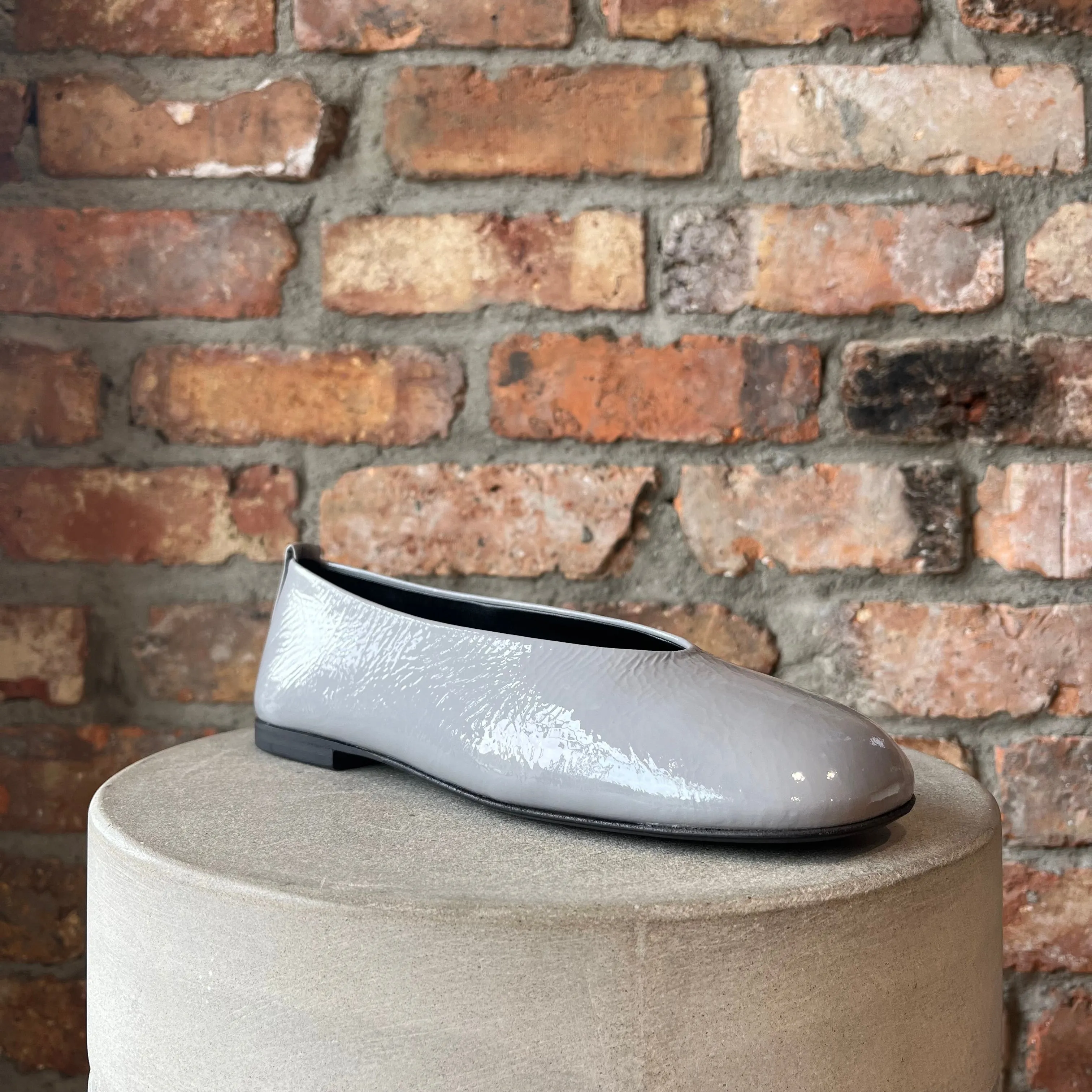 KENNEL & SCHMENGER GREY PATENT FLATS